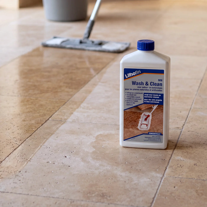 Fles Lithofin MN Wash and Clean op een pas gedweilde travertijnvloer met vlakmop
