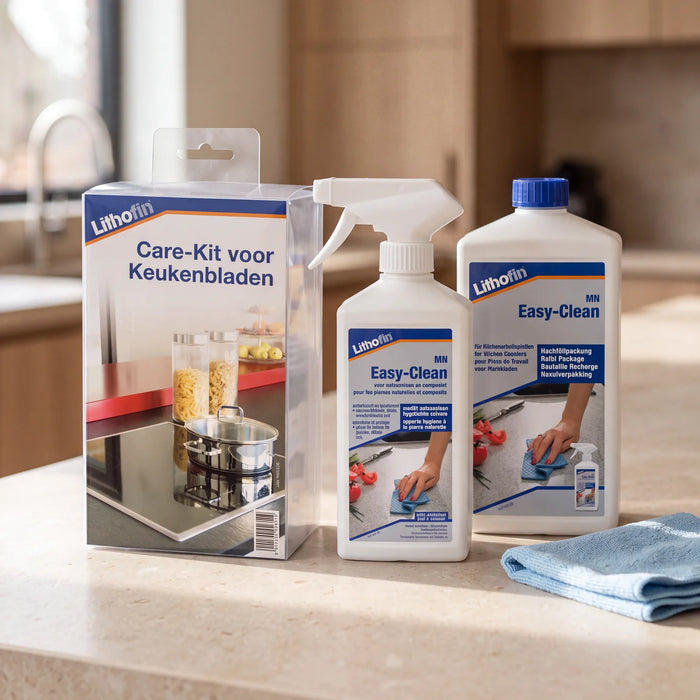 Lithofin Care-Kit voor keukenbladen met spray, navulfles en microvezeldoek op een natuurstenen aanrechtblad